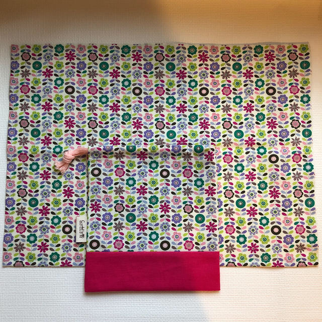 給食セット(花柄ピンク) ハンドメイドのキッズ/ベビー(外出用品)の商品写真