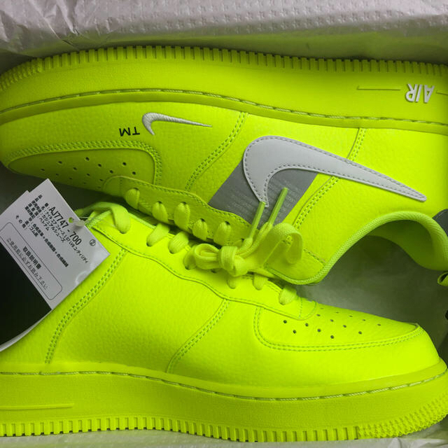 NIKE(ナイキ)のNIKE AIR FORCE 1 07 LV8 UTILITY VOLT   メンズの靴/シューズ(スニーカー)の商品写真