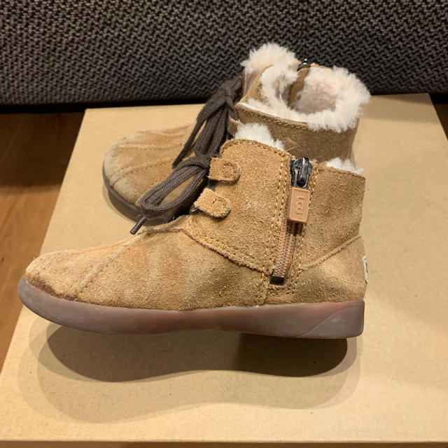 UGG(アグ)のUGG ムートンブーツ　17センチ　 キッズ/ベビー/マタニティのキッズ靴/シューズ(15cm~)(ブーツ)の商品写真