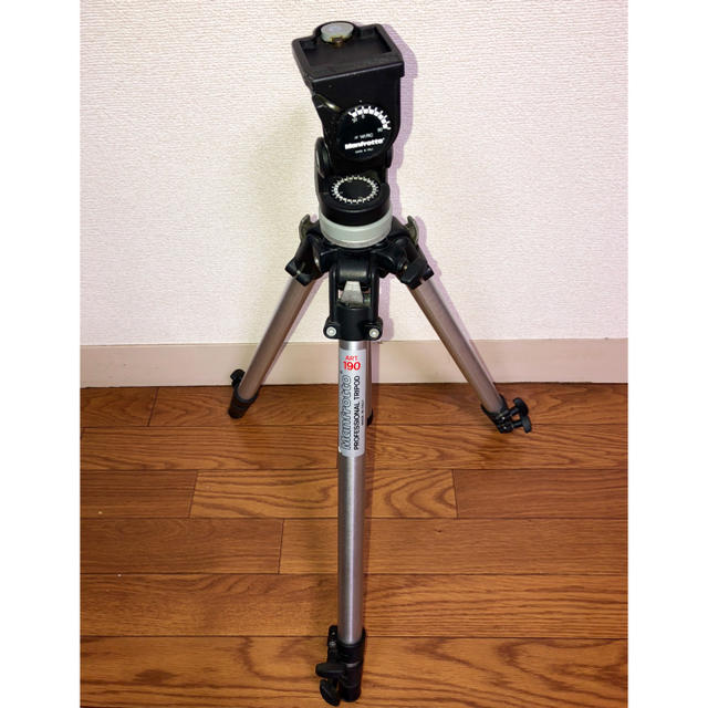 Manfrotto190中型三脚とマンフロット141RC雲台付きカメラ