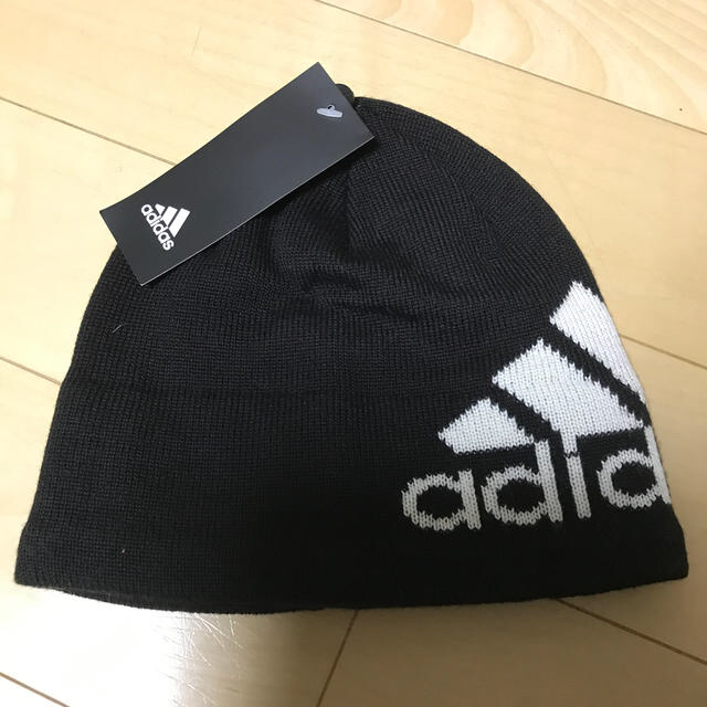 adidas(アディダス)のアディダス　ビッグロゴ　ニットキャップ レディースの帽子(ニット帽/ビーニー)の商品写真