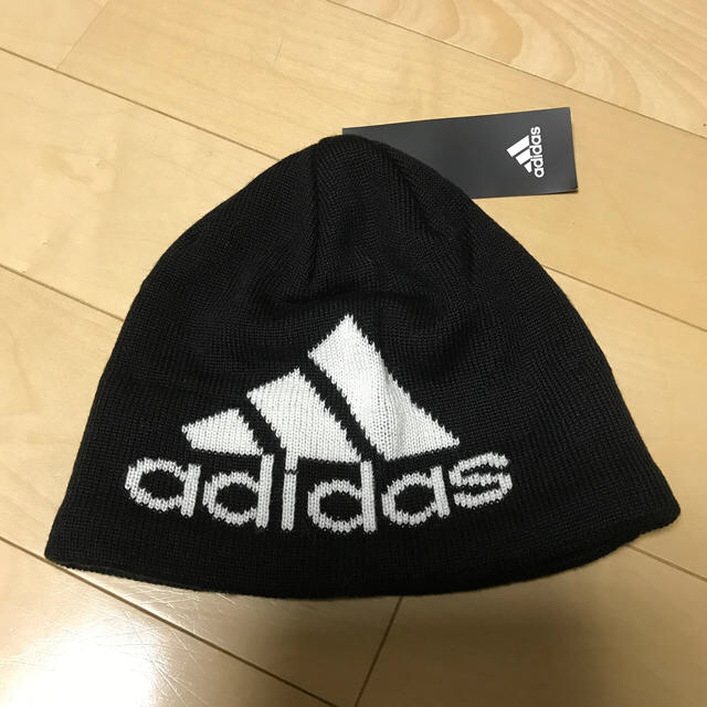 adidas(アディダス)のアディダス　ビッグロゴ　ニットキャップ レディースの帽子(ニット帽/ビーニー)の商品写真