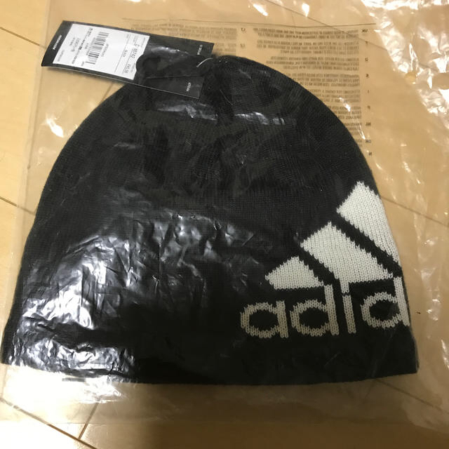 adidas(アディダス)のアディダス　ビッグロゴ　ニットキャップ レディースの帽子(ニット帽/ビーニー)の商品写真