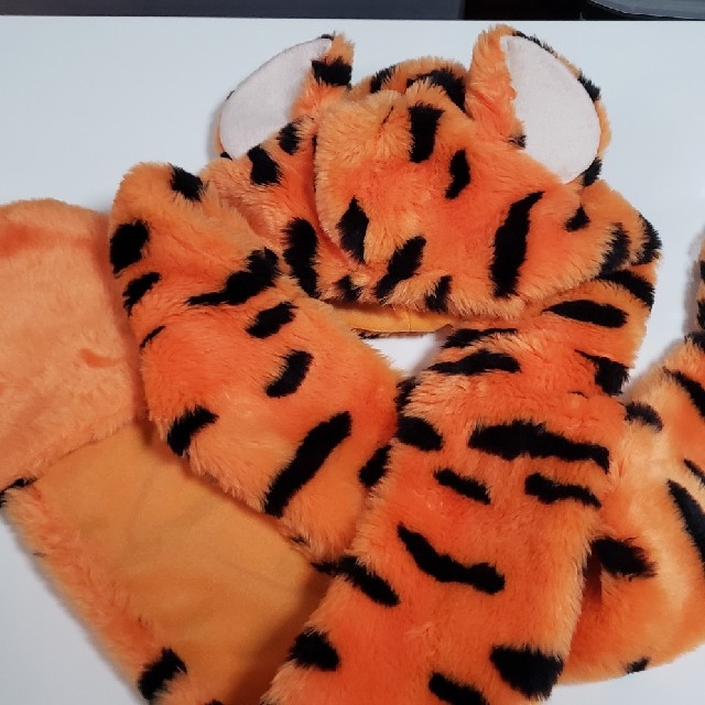 Disney(ディズニー)のティガーマフラー　フード手袋付き エンタメ/ホビーのおもちゃ/ぬいぐるみ(キャラクターグッズ)の商品写真