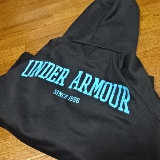 UNDER ARMOUR(アンダーアーマー)のみらかの様専用【ほぼ美品】●アンダーアーマー！パーカーJKT　黒×水色●

  メンズのトップス(パーカー)の商品写真