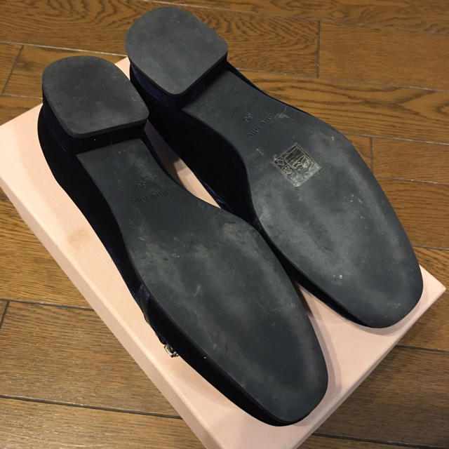 miumiu(ミュウミュウ)のmiumiu❤︎ベロアクリスタルパンプス レディースの靴/シューズ(ハイヒール/パンプス)の商品写真
