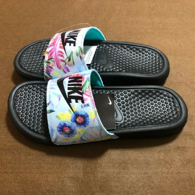 NIKE(ナイキ)のNIKE ナイキ サンダル 花柄 ボタニカル ベナッシ フローラル 25 レディースの靴/シューズ(サンダル)の商品写真