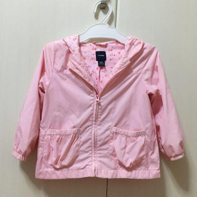 GAP(ギャップ)の専用 GAP ウインドブレーカー 90 キッズ/ベビー/マタニティのキッズ服女の子用(90cm~)(ジャケット/上着)の商品写真