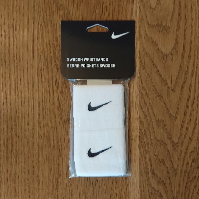 NIKE(ナイキ)のNIKE ナイキ リストバンド ホワイト スウッシュ スポーツ/アウトドアのテニス(その他)の商品写真