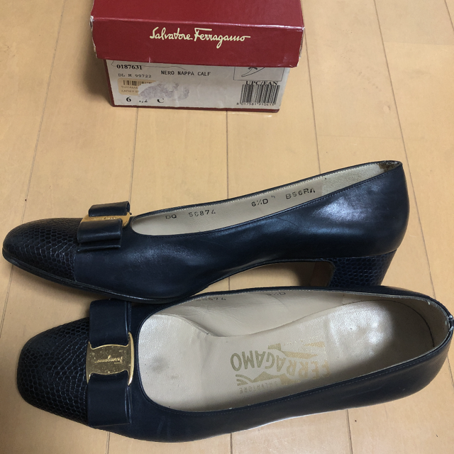 Salvatore Ferragamo(サルヴァトーレフェラガモ)のフェラガモ　パンプス　ネイビー レディースの靴/シューズ(ハイヒール/パンプス)の商品写真