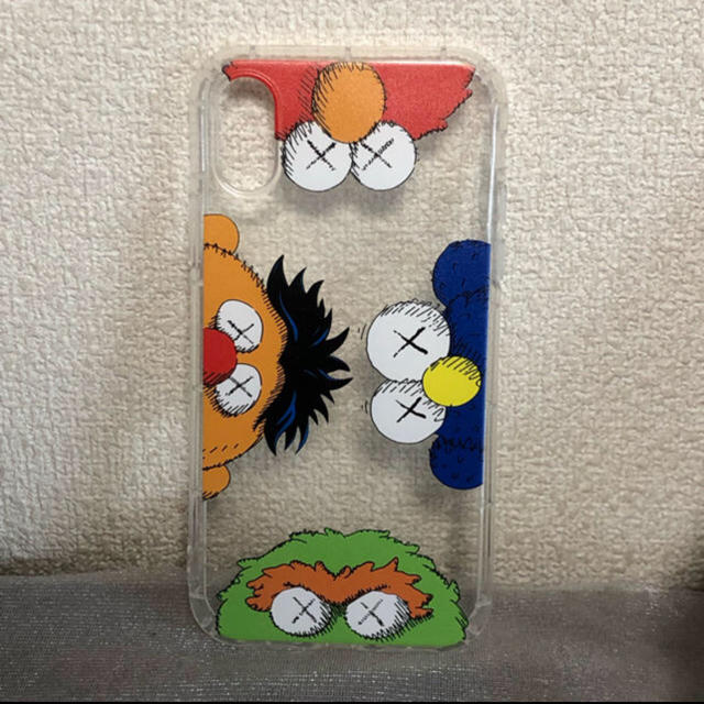 SESAME STREET(セサミストリート)のセサミストリート KAWS iPhoneXS.Xケース スマホ/家電/カメラのスマホアクセサリー(iPhoneケース)の商品写真