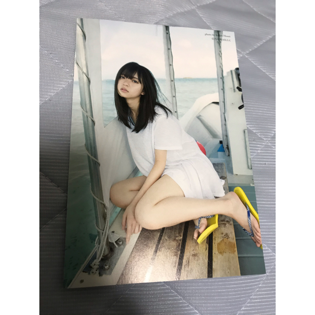 乃木坂46(ノギザカフォーティーシックス)の専用　齋藤飛鳥 ファースト写真集　『潮騒』　カード付き エンタメ/ホビーの本(アート/エンタメ)の商品写真