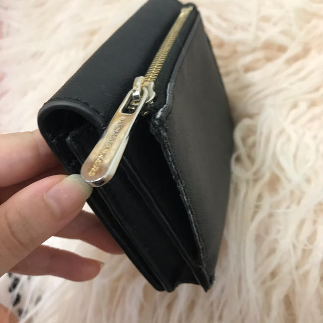 Michael Kors(マイケルコース)のMICHAEL KORS ミニウォレット　2つ折り　財布 レディースのファッション小物(財布)の商品写真