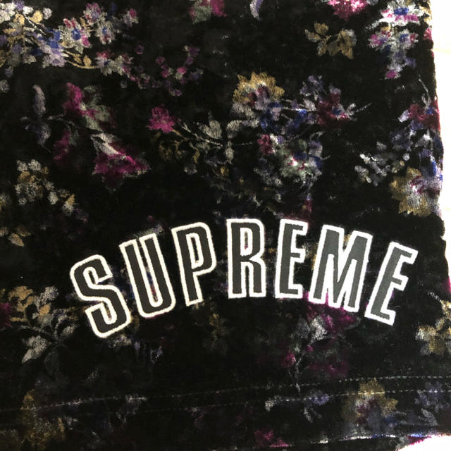 Supreme(シュプリーム)のsupreme floral velour short メンズのパンツ(ショートパンツ)の商品写真