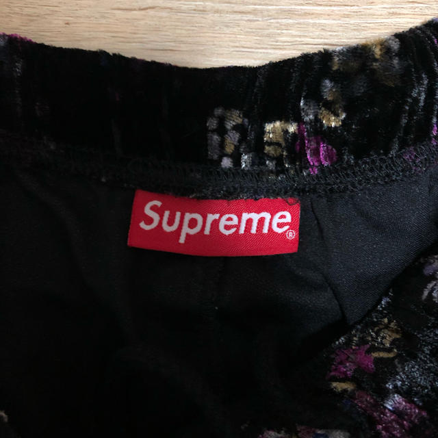 Supreme(シュプリーム)のsupreme floral velour short メンズのパンツ(ショートパンツ)の商品写真