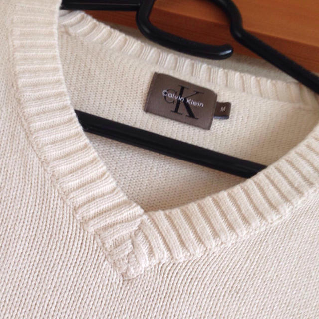 Calvin Klein(カルバンクライン)のスクールVネックニット 白 レディースのトップス(ニット/セーター)の商品写真