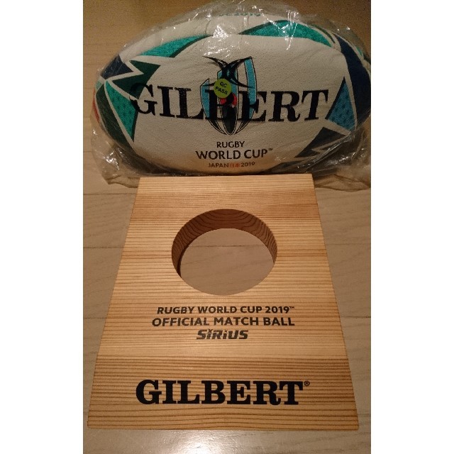 【ＲＷＣ２０１９公式試合球　(刻印入り限定生産)専用スタンド付　シリウス】 スポーツ/アウトドアのスポーツ/アウトドア その他(ラグビー)の商品写真