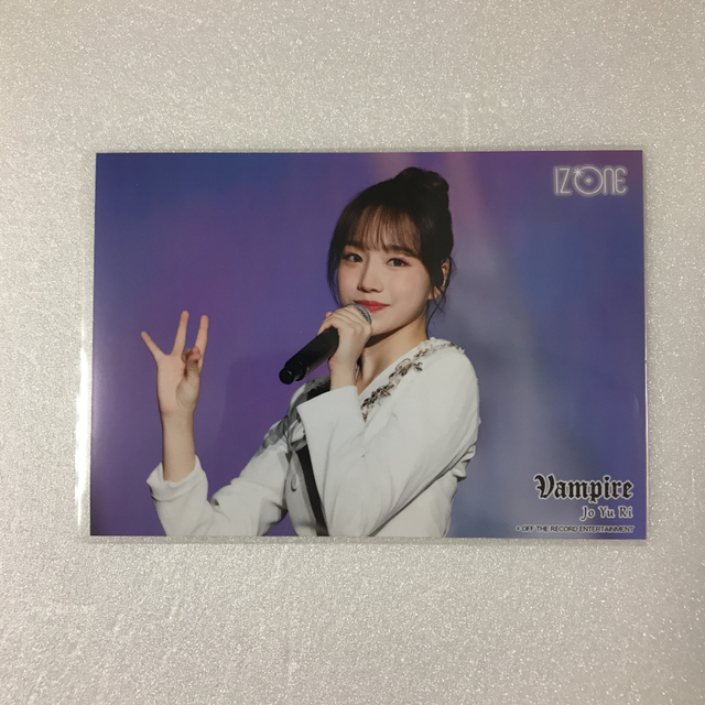 IZ*ONE ユリ 生写真 EYES ON ME 幕張 vampire 1種 エンタメ/ホビーのタレントグッズ(アイドルグッズ)の商品写真