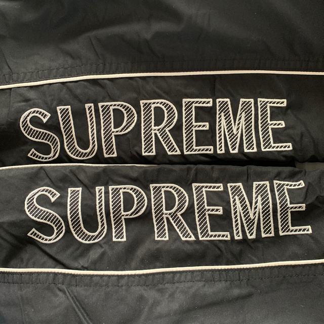 Supreme(シュプリーム)のsupreme Striped Logo Warm Up Pant メンズのパンツ(ワークパンツ/カーゴパンツ)の商品写真