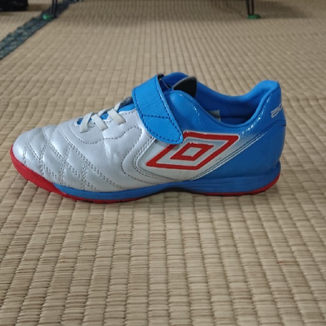 UMBRO(アンブロ)のアンブロ  サッカーJr.ターフベルクロ ACRシーティー SB JR WIDE スポーツ/アウトドアのサッカー/フットサル(シューズ)の商品写真