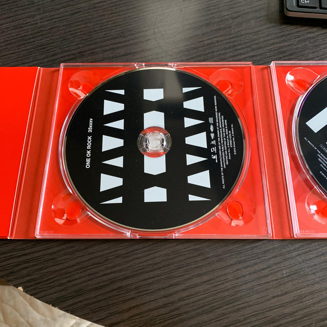ONE OK ROCK(ワンオクロック)の【美品】35xxxv (初回数量限定盤 CD+DVD) エンタメ/ホビーのCD(ポップス/ロック(邦楽))の商品写真