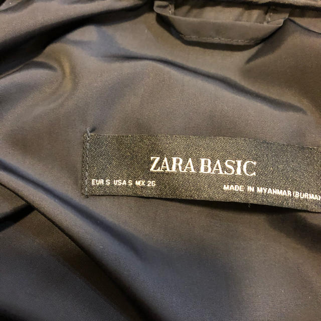 ZARA(ザラ)のZARA バックフリル　ショートナイロン素材パーカー レディースのジャケット/アウター(ナイロンジャケット)の商品写真