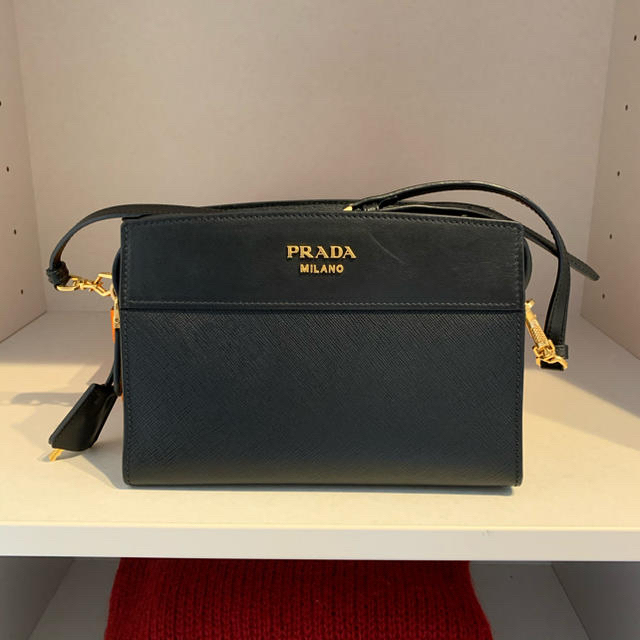 PRADA(プラダ)のPRADA  黒ショルダーバック　ゴールド金具　中古 レディースのバッグ(ショルダーバッグ)の商品写真