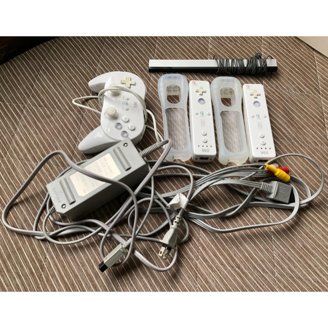 Wii(ウィー)の【美品】Wii 2人分セット （ソフト2本付き） エンタメ/ホビーのゲームソフト/ゲーム機本体(家庭用ゲーム機本体)の商品写真