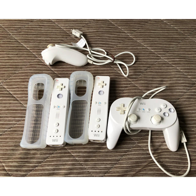 Wii(ウィー)の【美品】Wii 2人分セット （ソフト2本付き） エンタメ/ホビーのゲームソフト/ゲーム機本体(家庭用ゲーム機本体)の商品写真