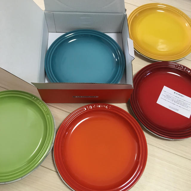 LE CREUSET(ルクルーゼ)のルクルーゼ レインボープレート 5枚セット インテリア/住まい/日用品のキッチン/食器(食器)の商品写真