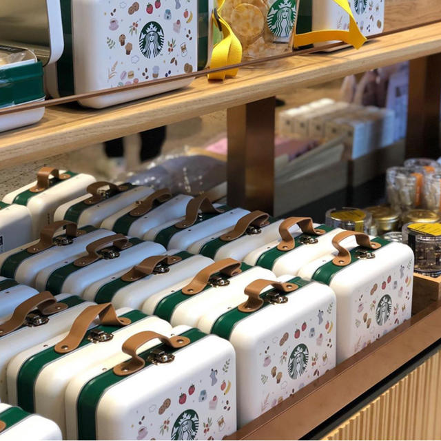 Starbucks Coffee(スターバックスコーヒー)の韓国・エバーランド限定スターバックスのバターライス クッキー 缶バッグ 6枚入 食品/飲料/酒の食品(菓子/デザート)の商品写真