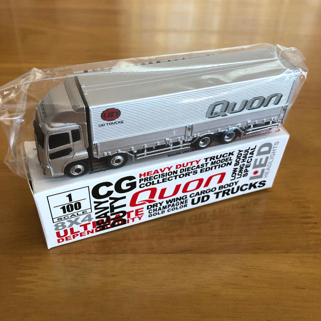 UD TRUCKS     1/100 クオン　　　ミニカー非売品