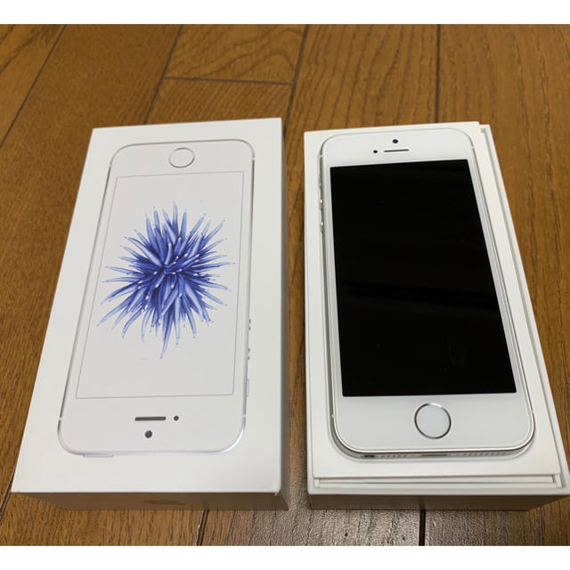 Apple(アップル)のApple iPhone SE 32GB  SIMフリー Silver スマホ/家電/カメラのスマートフォン/携帯電話(スマートフォン本体)の商品写真