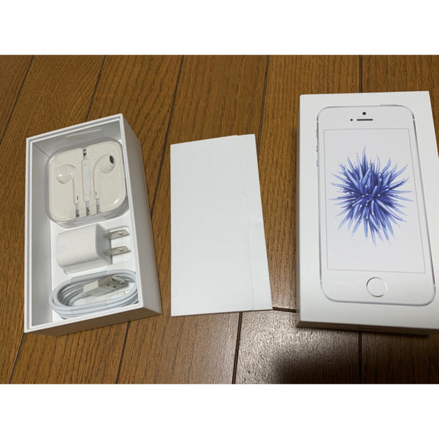 Apple(アップル)のApple iPhone SE 32GB  SIMフリー Silver スマホ/家電/カメラのスマートフォン/携帯電話(スマートフォン本体)の商品写真