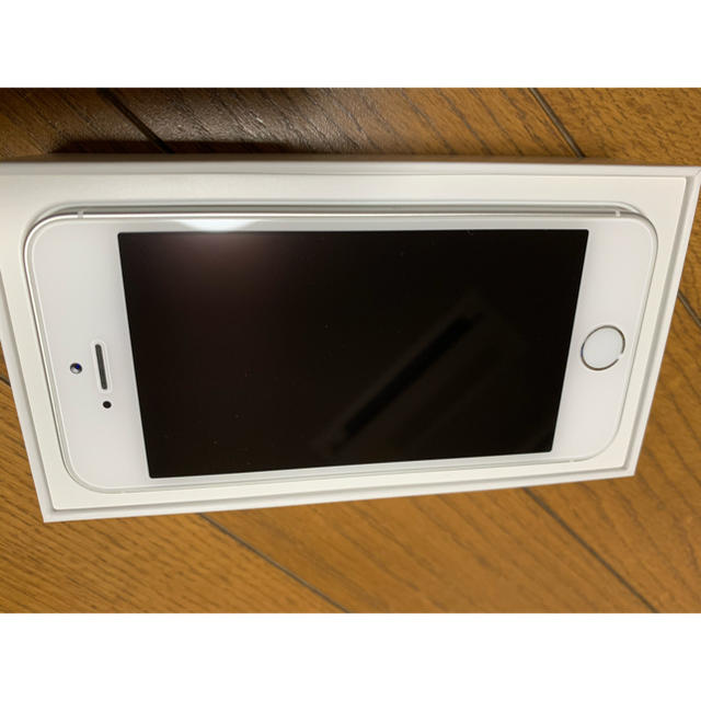 Apple(アップル)のApple iPhone SE 32GB  SIMフリー Silver スマホ/家電/カメラのスマートフォン/携帯電話(スマートフォン本体)の商品写真