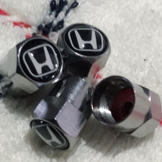 ホンダ(ホンダ)のHONDA ホンダエアバルブキャップ  ロゴ　4個入り 自動車/バイクの自動車(車外アクセサリ)の商品写真