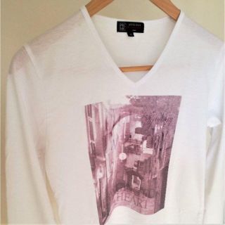 エムケーミッシェルクランオム(MK MICHEL KLEIN homme)のVネック長袖Tシャツ・白・前プリントあり(Tシャツ/カットソー(七分/長袖))