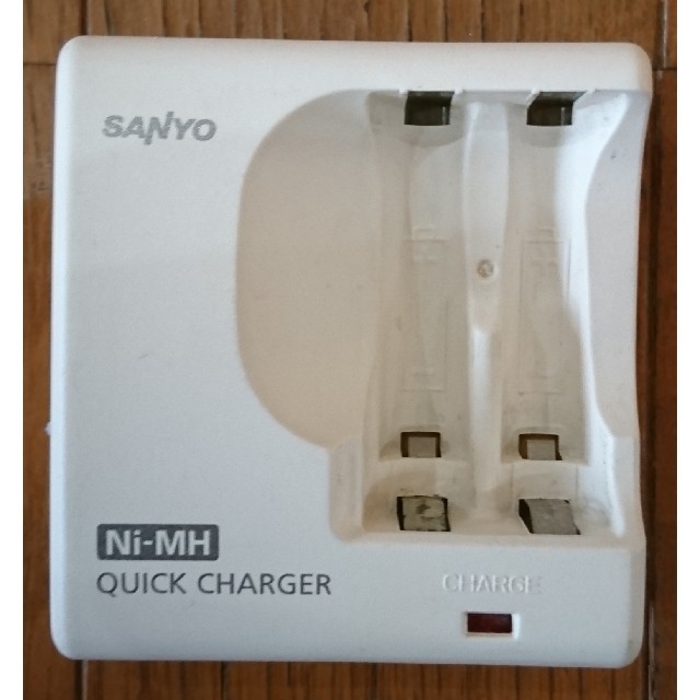 SANYO(サンヨー)の単３単４電池バッテリーチャージャー(急速) スマホ/家電/カメラのスマートフォン/携帯電話(バッテリー/充電器)の商品写真