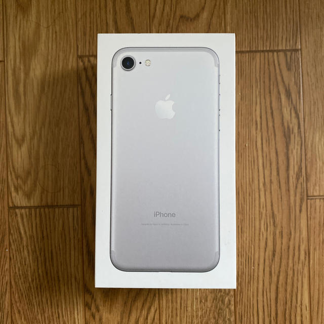 Apple(アップル)のiPhone7 シルバー スマホ/家電/カメラのスマートフォン/携帯電話(スマートフォン本体)の商品写真