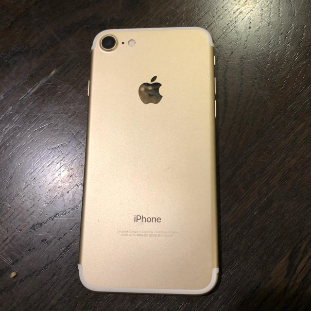 iPhone(アイフォーン)のiPhone7 Gold 128GB (docomo) スマホ/家電/カメラのスマートフォン/携帯電話(スマートフォン本体)の商品写真