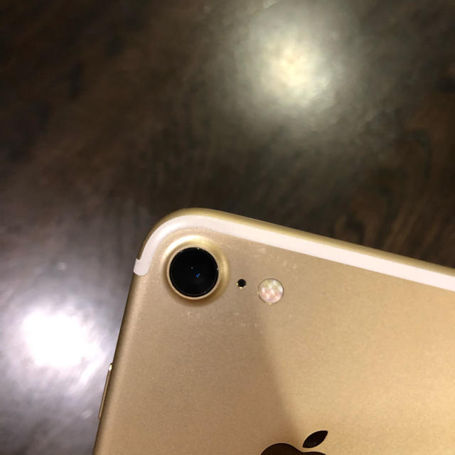 iPhone(アイフォーン)のiPhone7 Gold 128GB (docomo) スマホ/家電/カメラのスマートフォン/携帯電話(スマートフォン本体)の商品写真