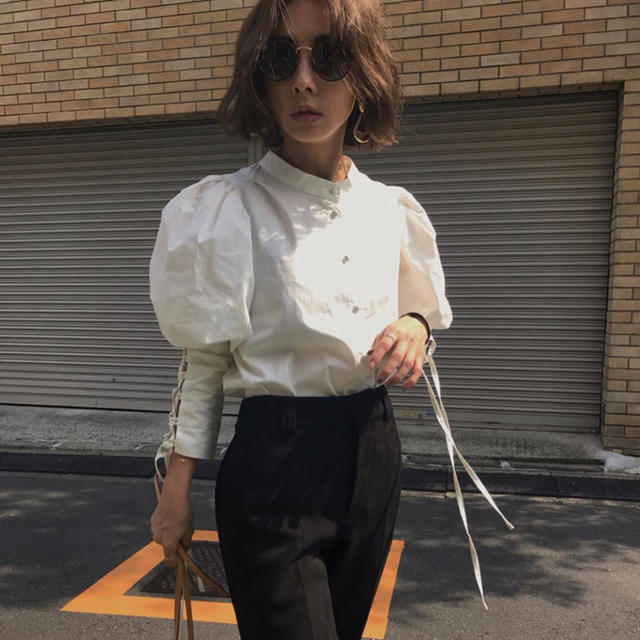 Ameri VINTAGE(アメリヴィンテージ)のLACE UP SLEEVE BLOUSE レディースのトップス(シャツ/ブラウス(長袖/七分))の商品写真