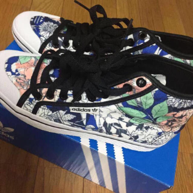 adidas花柄ハイカットスニーカー