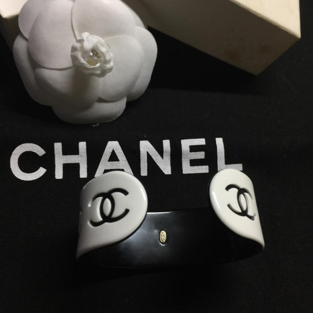 CHANEL(シャネル)のponponさま専用シャネル バングル レディースのアクセサリー(ブレスレット/バングル)の商品写真