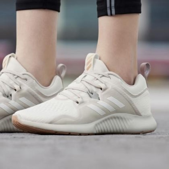 adidas(アディダス)の
定10789限定進化系ランニング!アディダスエッジバウンス新品スニーカー白23 レディースの靴/シューズ(スニーカー)の商品写真