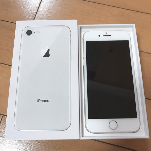 iPhone シルバー 64 GB au