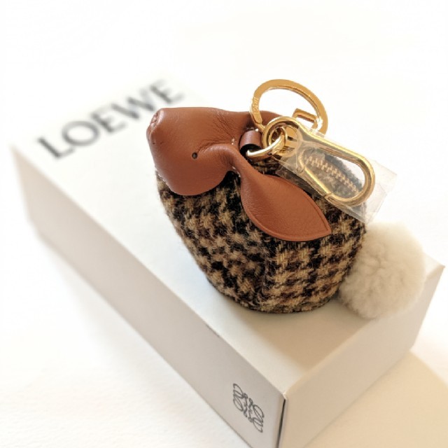 LOEWE(ロエベ)のラスト１【新品】LOEWE バニー コインケース ラビット キーチャーム うさぎ レディースのファッション小物(キーホルダー)の商品写真