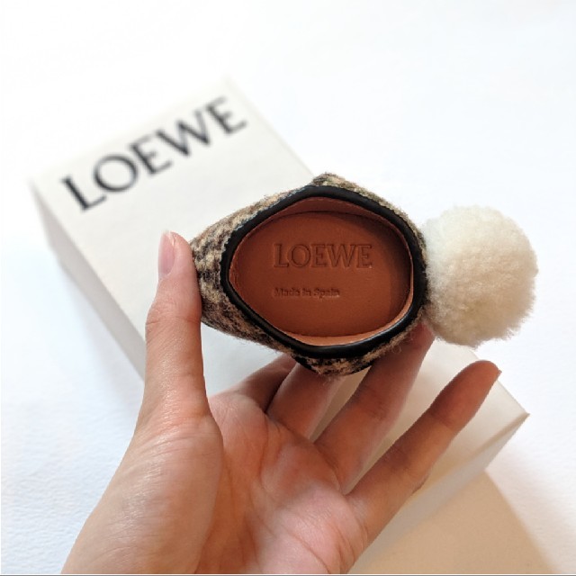 LOEWE(ロエベ)のラスト１【新品】LOEWE バニー コインケース ラビット キーチャーム うさぎ レディースのファッション小物(キーホルダー)の商品写真