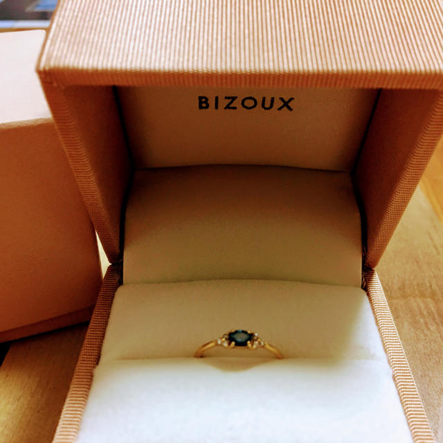 Bizoux　ビズー　リング　ブルーガーネット　ダイヤ　K18　YG レディースのアクセサリー(リング(指輪))の商品写真