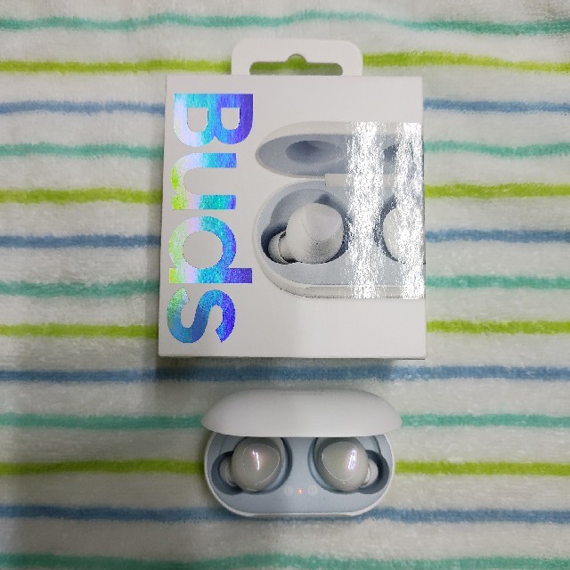 Samsung　Galaxy　Buds　ホワイト　美品 スマホ/家電/カメラのオーディオ機器(ヘッドフォン/イヤフォン)の商品写真